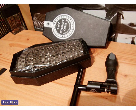The Shadow Conspiracy Interlock V2 2011, ubi16 képe lánc